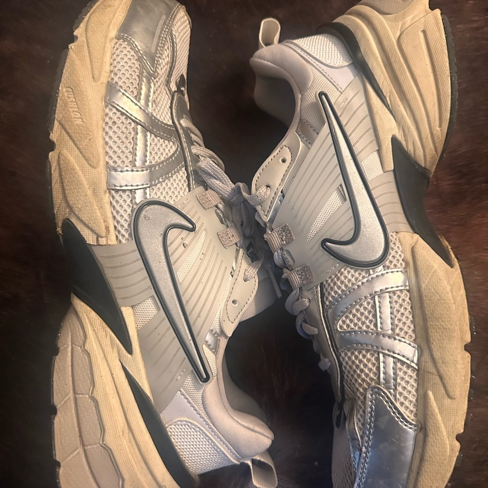 NIKE V2K RUN - Picture 3 of 3